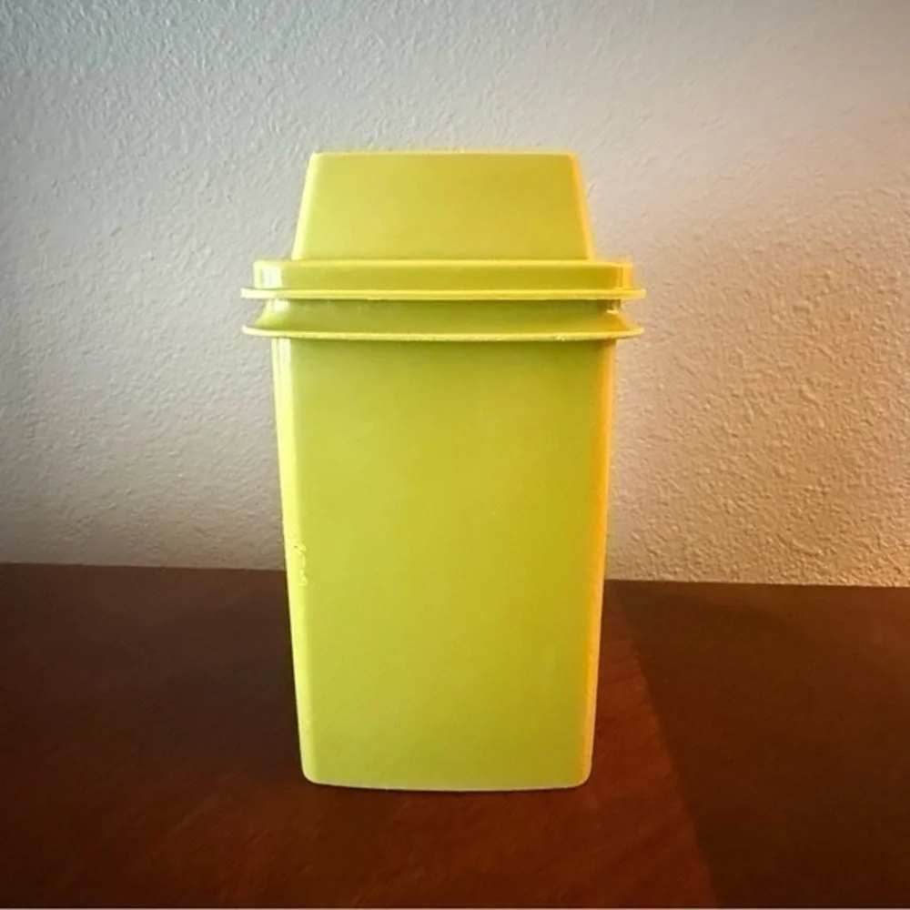 Tupperware vintage olive green pickle keeper